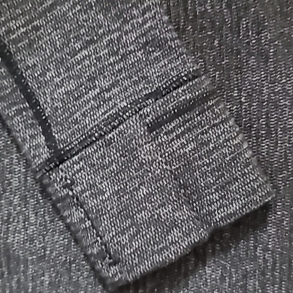 LULULEMON full zip warm up jacket. Size 8 - Picture 4 of 6